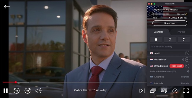 Sn&iacute;mek obrazovky ukazuj&iacute;c&iacute; bezplatnou aplikaci Proton VPN pro Mac připojenou k americk&eacute;mu serveru, zat&iacute;mco Netflix US streamuje epizodu Cobra Kai.