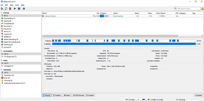 Sk&aelig;rmbillede af qBittorrent, der viser en download i gang