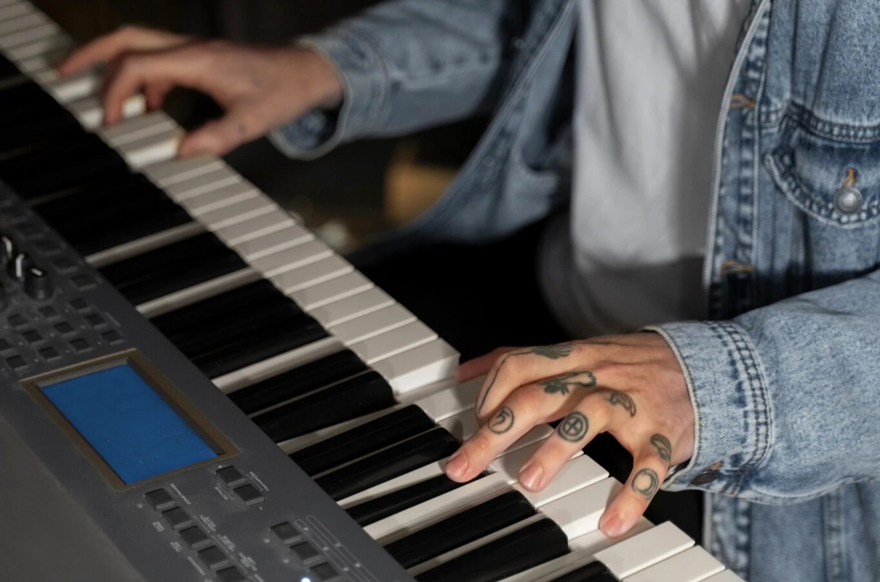 Hand Exoskeleton Boosts Pianists&rsquo; Skill