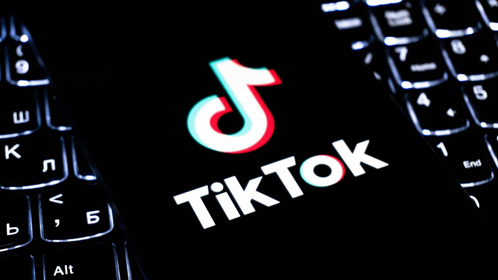 Trump Signs Order To Transfer TikTok&rsquo;s U.S. Operations to American Investors